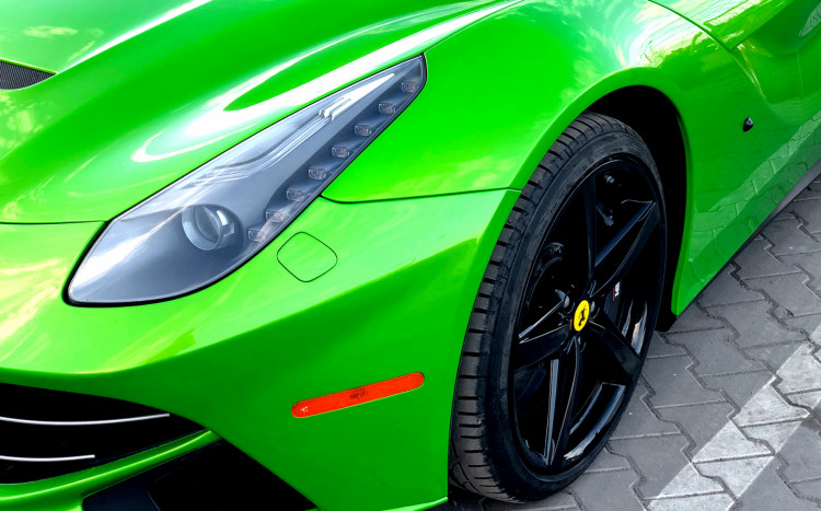 Zbliżenie na przód zielonego Ferrari